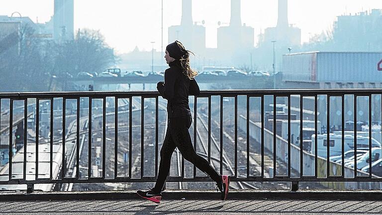 Joggen durch die Stadt       -  Joggen kann bei hohen Schadstoffwerten wie Ozon und Feinstaub krank machen.