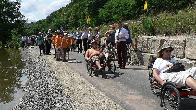 Tourismus ist nicht auf die Gemeinde beschränkt, wie etwa der Radweg entlang der Saale in Gräfendorf zeigt (hier ein Bild von der Freigabe nach dem Lückenschluss im Juni 2017). Die Gemeinde war deswegen bisher Mitglied im Verein &bdquo;Tourismus Fränkisches Saaletal Hammelburg&ldquo;. Da dessen Auflösung beschlossen ist, erwägt man ein Engagement in der Arbeitsgemeinschaft &bdquo;Frankens Saalestück&ldquo;.