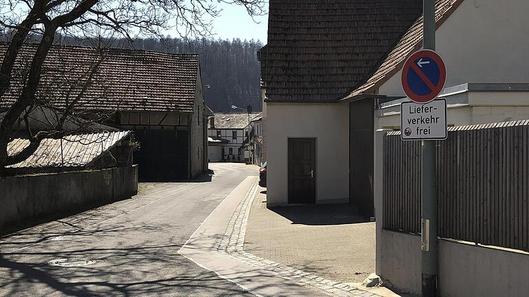 Eine der Zufahrten zum Baugebiet 'Am Herrenwald' führt durch die Engstelle Schmiede Burger/Schreinerei Bischoff.