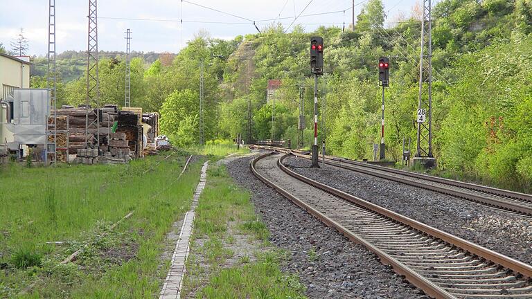 Fast schon malerisch wirken die Gleise der Werntalbahn kurz nach dem (ehemaligen) Eußenheimer Bahnhof.