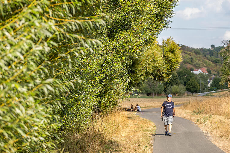 Die Rundtour führt zunächst ein Stück am Lauf der Retz (hier hinter den Büschen verborgen) entlang. Die Rundtour führt zunächst ein Stück am Lauf der Retz (hier hinter den Büschen verborgen) entlang.