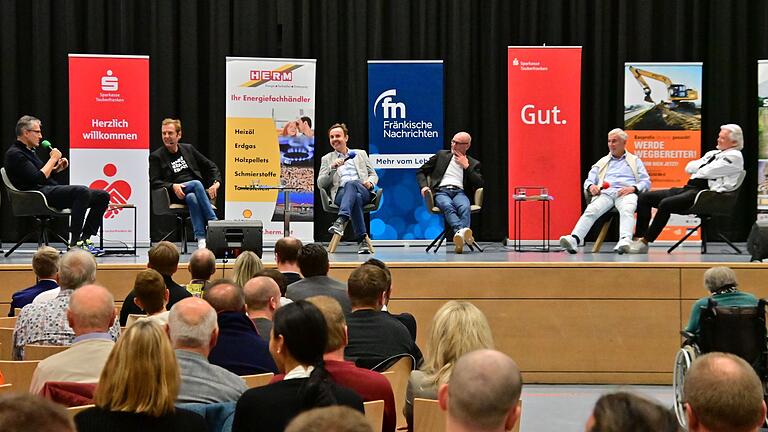 Geballte Fußballkompetenz auf der Bühne der Lauder Stadthalle: Fifa-Schiedsrichter Knut Kircher, Sportmoderator Jörg Dahlmann, Moderator Peter Herm, Ex-Clubberer Dieter Eckstein, Rolf Dohmen, Uwe Rapolder (von links).