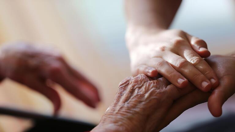 Pflegekraft.jpeg - Als pflegender Angehöriger können Rentenpunkte gesammelt werden, wenn bestimmte Voraussetzungen vorliegen. Pflegekraft.jpeg - Als pflegender Angehöriger können Rentenpunkte gesammelt werden, wenn bestimmte Voraussetzungen vorliegen.