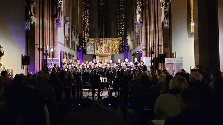 Die stimmungsvolle Beleuchtung sorgte zusätzlich für ein magisches Ambiente beim Nachtkonzert des Vocalensemble Melomania aus Helmstadt.