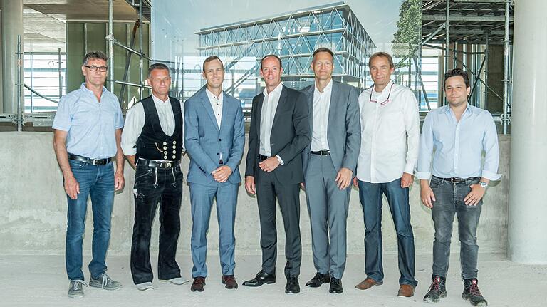 Rohbaubesichtigung: (von links) Bauleiter Manfred Braun, Zimmermann Daniel Eidenhammer, Andreas Völker, Olaf Schermeier, Wolfgang Stock, Johann Brede, Architekt Ferdinand Fleckenstein. Rohbaubesichtigung: (von links) Bauleiter Manfred Braun, Zimmermann Daniel Eidenhammer, Andreas Völker, Olaf Schermeier, Wolfgang Stock, Johann Brede, Architekt Ferdinand Fleckenstein. 