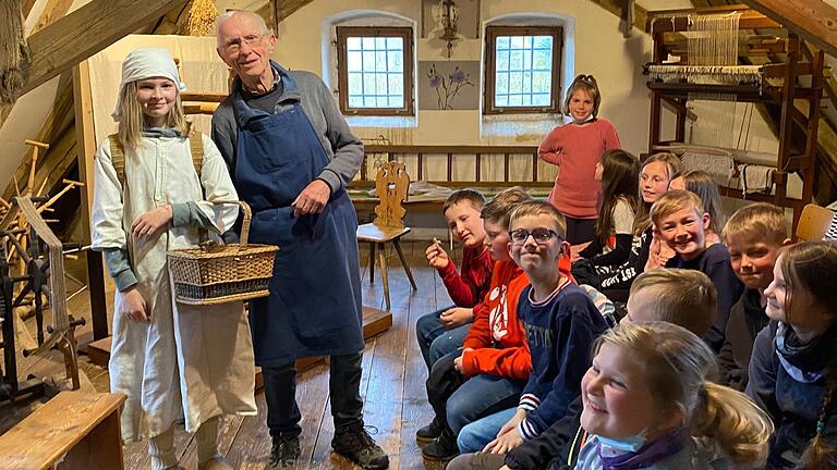 Heute kaum vorstellbar: Vor 100 Jahren wäre Annika wohl noch so zum Mellerschter Markt marschiert. Museumsleiter Rudolf Mauder stattete die Schülerin mit Leinenkleid, Kopftuch, Strümpfen, Holzschuhen und Körben aus und zeigte ihren Mitschülern damit die Lebensweise von früher auf. Heute kaum vorstellbar: Vor 100 Jahren wäre Annika wohl noch so zum Mellerschter Markt marschiert. Museumsleiter Rudolf Mauder stattete die Schülerin mit Leinenkleid, Kopftuch, Strümpfen, Holzschuhen und Körben aus und zeigte ihren Mitschülern damit die Lebensweise von früher auf.