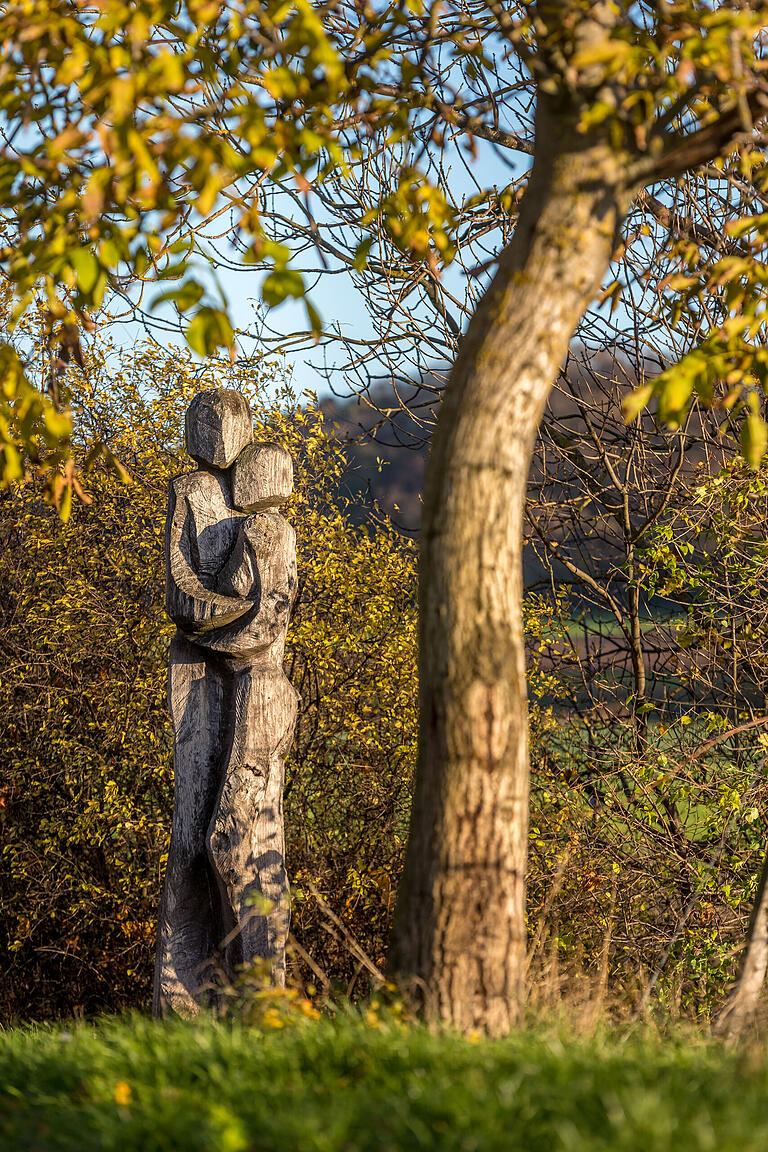 Begegnung am Wein-Kunst-Weg: das Werk 'Harmonie der Herzen, Harmonie des Weines'. Begegnung am Wein-Kunst-Weg: das Werk 'Harmonie der Herzen, Harmonie des Weines'.