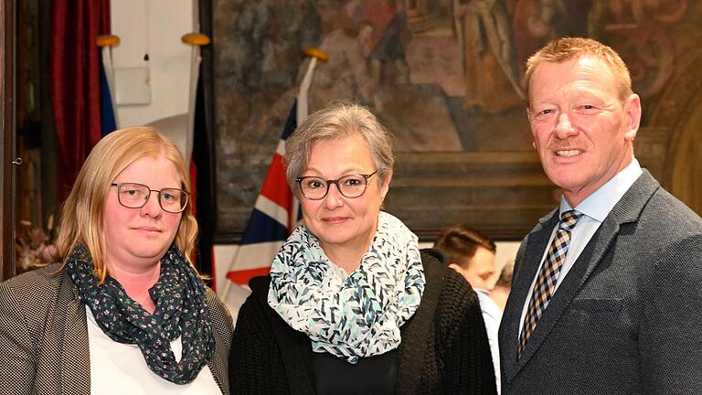 Christiane Brock (Mitte) ist das neue Gesicht im Ochsenfurter Stadtrat; nach ihrer Vereidigung mit Bürgermeister Peter Juks und der neuen Sprecherin der CSU-Fraktion, Judith Schieblon. Christiane Brock (Mitte) ist das neue Gesicht im Ochsenfurter Stadtrat; nach ihrer Vereidigung mit Bürgermeister Peter Juks und der neuen Sprecherin der CSU-Fraktion, Judith Schieblon.