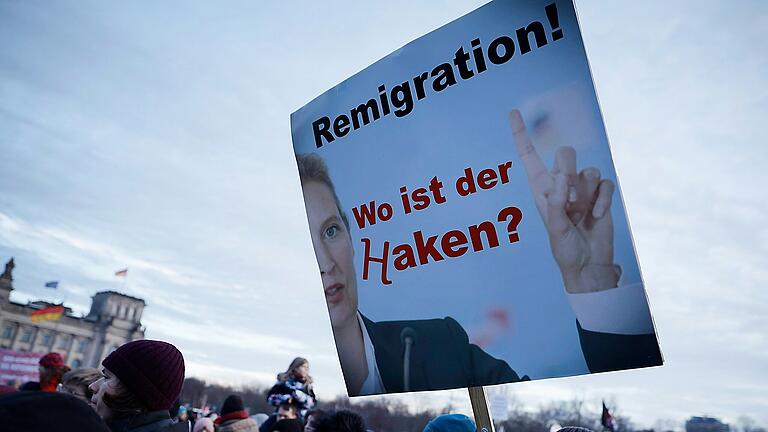 Was denken Menschen aus Bad Königshofen mit Migrations-Hintergrund über die AfD-Pläne zur Remigration? Unser Symbolbild zeigt ein Plakat einer Protestveranstaltung gegen Rechtsextremismus vor dem Reichstagsgebäude.&nbsp;