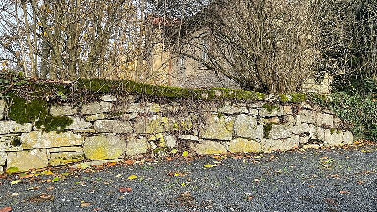 In einem miserablen Zustand ist Mauer am Oberfladunger Friedhof. Bürgermeister Michael Schnupp versprach, die betreffende Mauer in Augenschein zu nehmen sowie Maßnahmen zu prüfen.