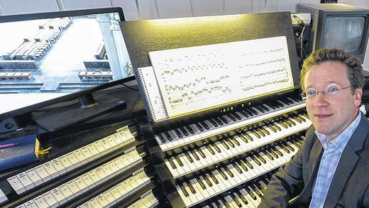 Hightech-Arbeitsplatz: Domorganist Stefan Schmidt an der neuen Querhausorgel des Würzburger Kiliansdoms. Neu installierte Computertechnik verbindet das kleine mit dem großen Instrument an der Westempore.