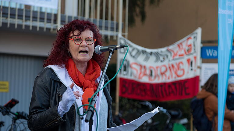 Demo am Stadtring       -  Mehr als 100 Menschen nehmen am Samstag (18.01.20) an einer Demonstration auf dem Stadtring Süd (B19) in Würzburg teil.  Unter dem Motto „Durchatmen statt durchrasen“ hat das Bündnis „Verkehrswende jetzt“ dazu aufgerufen. Parteimitglieder aus ÖDP, Linke, SPD und die Grünen sind ebenfalls mit vor Ort. Das Bündnis „Verkehrswende jetzt“ fordert weniger Feinstaub-Belastung in der Innenstadt, weniger Lärm, eine Umweltzone für Würzburg und ein Durchfahrtsverbot für LKW auf dem Stadtring.