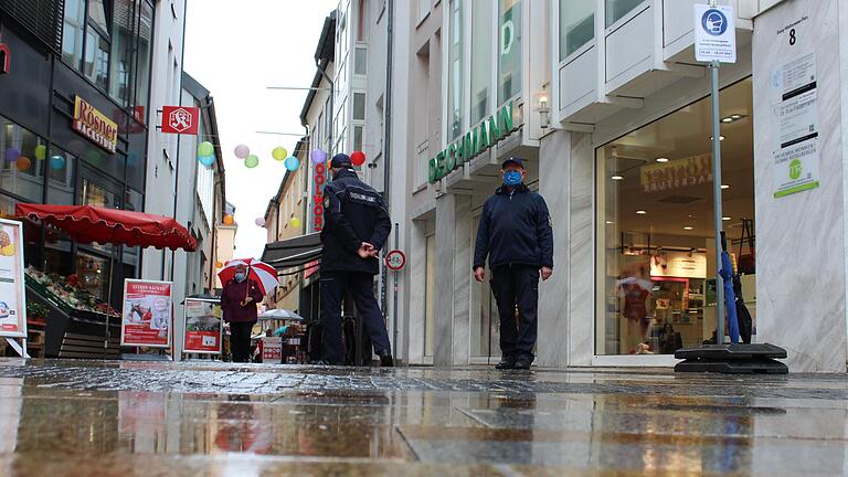 In der Schweinfurter Keßlergasse achtet das Ordnungsamt darauf, dass die dortige Maskenpflicht eingehalten wird.