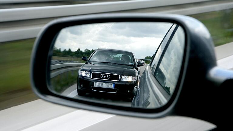 Wegen eines riskanten Fahrmanövers (Symbolbild) musste sich ein 52-Jähriger vor Gericht verantworten.