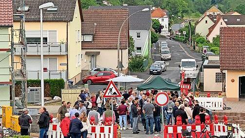Mit einem „Brückenschoppen“ feierten die Arnshäuser die Erneuerung der Brücke über den Lollbach in der Brückenstraße.       -  Mit einem „Brückenschoppen“ feierten die Arnshäuser die Erneuerung der Brücke über den Lollbach in der Brückenstraße.