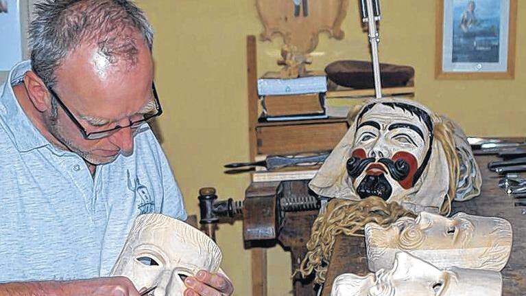 Einer der letzten seiner Zunft: Franz Weigand aus Oberelsbach schnitzt die traditionellen Masken seines Heimatdorfes. Einer der letzten seiner Zunft: Franz Weigand aus Oberelsbach schnitzt die traditionellen Masken seines Heimatdorfes.