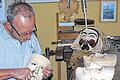 Einer der letzten seiner Zunft: Franz Weigand aus Oberelsbach schnitzt die traditionellen Masken seines Heimatdorfes.