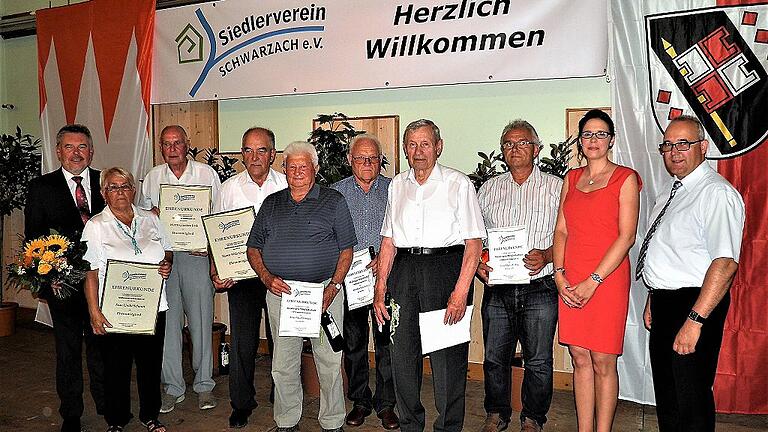 Neben der Ehrung der Gründungsmitglieder wurden beim Kommersabend des Siedlerverein Schwarzach e. V. auch drei Personen zu Ehrenmitgliedern ernannt. Im Bild (von links).: stellvertretender Landrat Paul Streng, Uschi Schmitt, Günther Link, Willi Ungemach, Max Öttinger, Bernhard Voll, Helmut Hitzinger, Horst Filbig, stellvertretend für Maria Filbig, Melanie Rosenberger und Schirmherr Volker Schmitt.