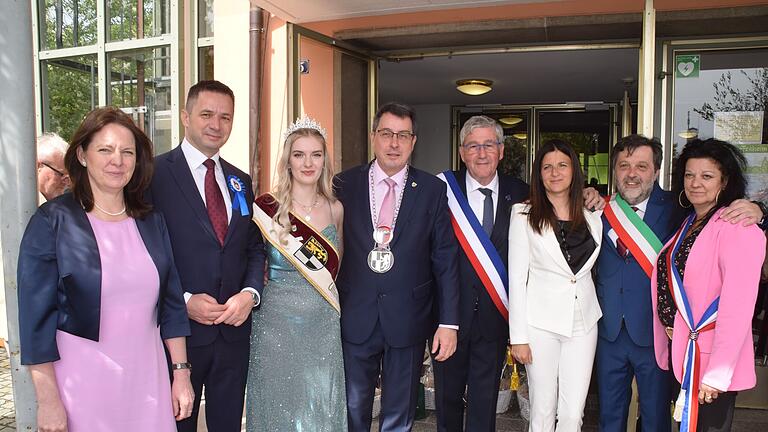 Walpurgi ist immer ein Stück Europa: Das Bild zeigt (von links): Dr. Kerstin Engelhardt-Blum, Andrzej Chruścicki, Lena Jacob, Wolfgang Lampe, Charles Ferré, Serena Stefani (Pratovecchio-Stia), Francesco Piantini und Patricia Dubouchaud (Stellvertretende Bürgermeisterin Egletons).