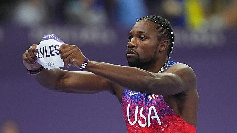 Paris 2024 - Leichtathletik - Noah Lyles zeigt, wer das 100-Meter-Finale gewonnen hat. Paris 2024 - Leichtathletik - Noah Lyles zeigt, wer das 100-Meter-Finale gewonnen hat.