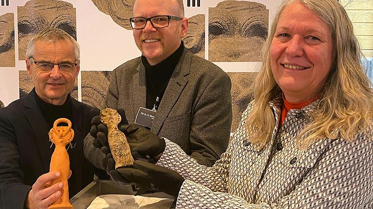 Freuen sich, die 'kleine Wassergöttin' in Unterfranken ausstellen zu können (v.l.): Prof. Rupert Gebhard mit der Rekonstruktion und Dr. Holger Wendling von der Archäologischen Staatssammlung und Dr. Stefanie Berg vom Landesamt für Denkmalpflege. Freuen sich, die 'kleine Wassergöttin' in Unterfranken ausstellen zu können (v.l.): Prof. Rupert Gebhard mit der Rekonstruktion und Dr. Holger Wendling von der Archäologischen Staatssammlung und Dr. Stefanie Berg vom Landesamt für Denkmalpflege.