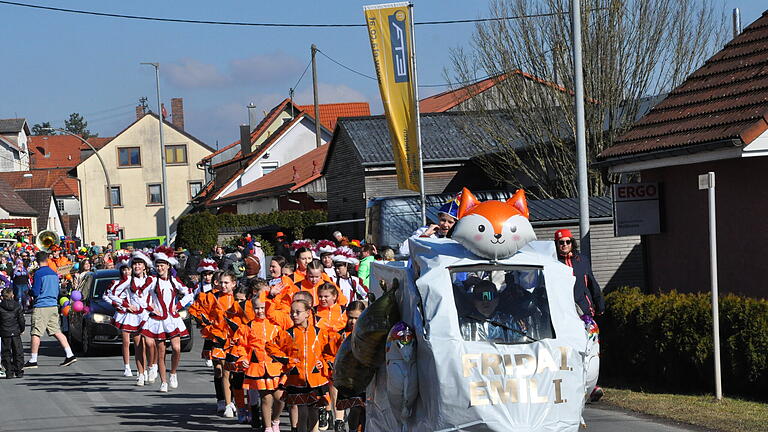 Der Faschingszug in Burgpreppach schlängelte sich am Sonntagnachmittag durch den ganzen Ort bis ins TSV-Sportheim.