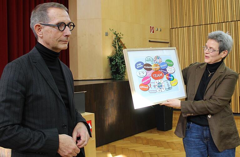 Wichtige Stichpunkte als Collage erhielt der neue Klinikdirektor Erwin Göbel von Pflegedirektorin Marianne Schaffarczik. Mit dabei der Ärztliche Direktor Dominikus Bönsch. Wichtige Stichpunkte als Collage erhielt der neue Klinikdirektor Erwin Göbel von Pflegedirektorin Marianne Schaffarczik. Mit dabei der Ärztliche Direktor Dominikus Bönsch.