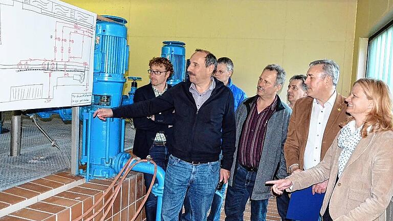 Wassermeister Klaus Beyer erklärte den Delegierten der Grünbachgruppe die neue Technik beim Zweckverband Wasserversorgung Mittlere Tauber (wvmt) anhand eines Schaubildes. Die Grünbachgruppe liefert dem wwmt Wasser zu. Wassermeister Klaus Beyer erklärte den Delegierten der Grünbachgruppe die neue Technik beim Zweckverband Wasserversorgung Mittlere Tauber (wvmt) anhand eines Schaubildes. Die Grünbachgruppe liefert dem wwmt Wasser zu.