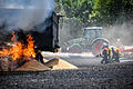 Bei einem Feldbrand im Landkreis Main-Spessart bei Ansbach Ende Juli unterstützten 'Red Farmer' die Feuerwehr mit Wasserfässern und Grubbern beim Löschen des Brandes.