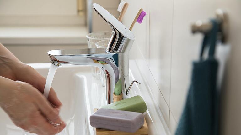 Zum Händewaschen reicht oft die Temperatur des in der Leitung stehenden Wassers. Zum Händewaschen reicht oft die Temperatur des in der Leitung stehenden Wassers.