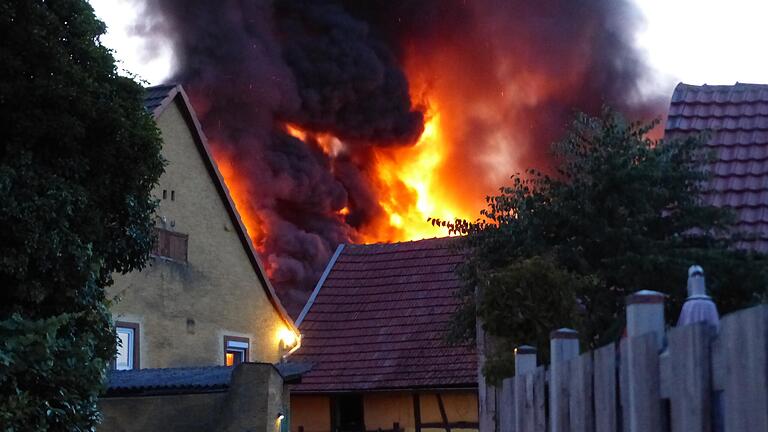 Ein Großaufgebot der Feuerwehren des Landkreises Kitzingen wurde am Donnerstag alarmiert. Bei Kleinlangheim stand ein Wohnhaus im Vollbrand.