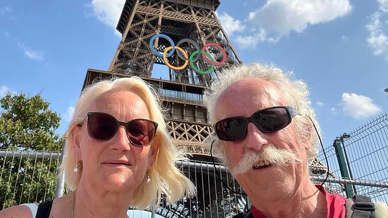 Rita und Lothar Riedel aus Schallfeld fahren seit Jahren zu den Olympischen Spielen. Diesmal sind sie in Paris, wo ein Selfie vor dem Eiffelturm natürlich nicht fehlen darf.