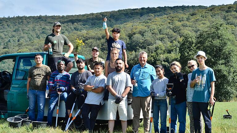 Engagieren sich ehrenamtlich beim Naturpark Spessart: Menschen aus der Ukraine, aus Afghanistan, Syrien oder von der Elfenbeinküste. Angeleitet wurden sie von den Fachleuten des Naturparks Spessart Christian Salomon, Felix Kühne und Sabrina Jochum.