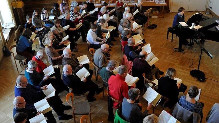 Für ein Iphöfer Chor- und Orchesterprojekt suchen die Aufführungen noch Mitstreiter. Im Bild ein Foto einer vergangenen Chorprobe.