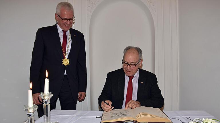 Anlässlich seiner Ernennung zum Altbürgermeister der Stadt Haßfurt durfte sich Rudi Eck (rechts) auch ins Goldene Buch der Stadt Haßfurt eintragen. Links im Bild Bürgermeister Günther Werner. Jetzt hat sich der Altbürgermeister zu Wort gemeldet und seine Sorgen um die Entwicklung de Stadt artikuliert .