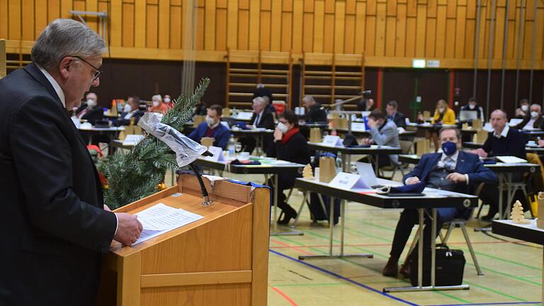 Landrat Helmut Weiß will an der beschlossenen Erweiterung des Landratsamts festhalten, doch die Landtagsabgeordneten Gabi Schmidt und Hans Herold mahnen zur finanziellen Zurückhaltung. Landrat Helmut Weiß will an der beschlossenen Erweiterung des Landratsamts festhalten, doch die Landtagsabgeordneten Gabi Schmidt und Hans Herold mahnen zur finanziellen Zurückhaltung.
