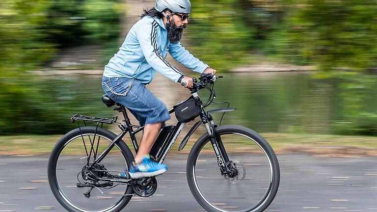 Nicht wenige Menschen fahren derzeit mit dem Rad zur Arbeit. Ulises Ruiz aus Würzburg macht das mit seinem E-Bike.