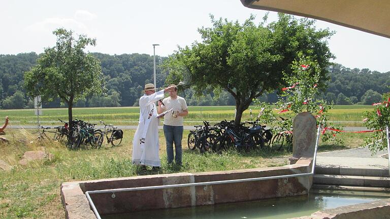 Diakon Klaus Müller (l.) segnete das Werk und übergab das neue Tretbecken in Gottes Hände.       -  Diakon Klaus Müller (l.) segnete das Werk und übergab das neue Tretbecken in Gottes Hände.