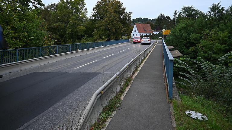 Über die Schwarze Brücke führt der Schulweg die Adelsberger Kinder in die Grundschule nach Wernfeld.