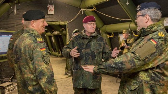 Generalmajor Jürgen-Joachim von Sandrart (von links), Divisionskommandeur 1. Panzerdivision, General Eberhard Zorn, Generalinspekteur der Bundeswehr und Generalleutnant Mais Kommandierender General des I. DEU/NLD Korps während der Einweisung in den Gefechtsstand.  Foto: Florian Gensch       -  Generalmajor Jürgen-Joachim von Sandrart (von links), Divisionskommandeur 1. Panzerdivision, General Eberhard Zorn, Generalinspekteur der Bundeswehr und Generalleutnant Mais Kommandierender General des I. DEU/NLD Korps während der Einweisung in den Gefechtsstand.  Foto: Florian Gensch