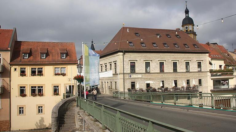 Die Kitzinger Tourist-Info (links) bildet einen Teil des Stadteingangs, wenn man über die Alte Mainbrücke kommt. Das Gebäude soll nun aufwändig saniert und damit attraktiver für Besucher werden.