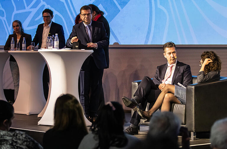 Christian Schuchardt und Manuela Göbel im Gespräch auf der Couch.