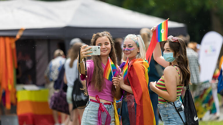 CSD Würzburg       -  Unter dem Motto „Farbe bekennen“ feiern am Samstag (27.06.20) mehrere Hundert Menschen auf den Mainwiesen in Würzburg den Christopher Street Day in Mainfranken. Die Teilnehmer setzen sich für Toleranz gegenüber Homosexuellen und anderen Minderheiten ein.