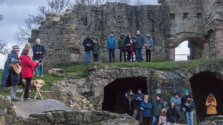 Rund 40 Menschen kamen zum Weihnachts-Gottesdienst auf der Burgruine Homburg. Die Pastoralreferenten Burkhard und Edith Fecher feierten mit den Gläubigen Heiligabend 'outdoor'.