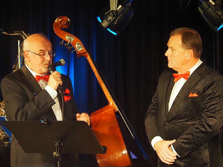 Flotte Schlager gegen die Erben autoritärer Schläger: Jörg Schöner und Eberhard Fasel eröffneten den Abend mit Fliege.