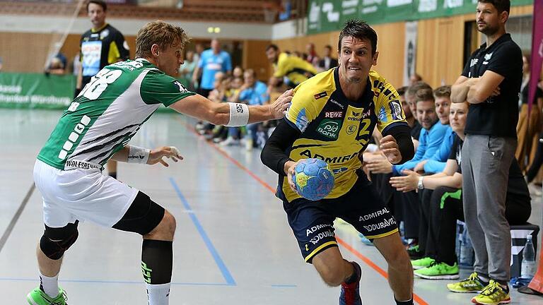 Der beste Bundesliga-Spieler der vergangenen Saison zeigt sein Können: Andy Schmid (am Ball) von den Rhein-Neckar Löwen zieht an Rimpars Julian Sauer (links) vorbei.