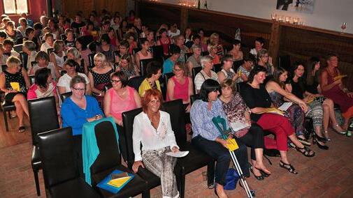 Unter dem Motto „Sommerfantasie“ standen die diesjährigen Frauenlesenächte der Theaterwerkstatt Haßfurt im Weingut A+E Rippstein in Sand. Beide sehr gelungenen Abende wurden von jeweils 100 Frauen aus dem gesamten Landkreis und darüber hinaus besucht. Mit im Bild die Organisatorin Andrea Tiessen-Lehmann aus Eltmann (vorne links). Unter dem Motto „Sommerfantasie“ standen die diesjährigen Frauenlesenächte der Theaterwerkstatt Haßfurt im Weingut A+E Rippstein in Sand. Beide sehr gelungenen Abende wurden von jeweils 100 Frauen aus dem gesamten Landkreis und darüber hinaus besucht. Mit im Bild die Organisatorin Andrea Tiessen-Lehmann aus Eltmann (vorne links).
