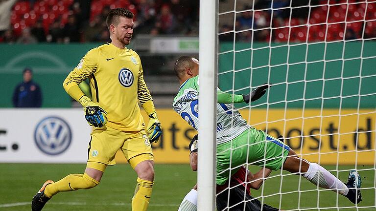 Fussball - DFB Pokal - Achtelfinale - 1. FC Nuernberg - VfL Wolfsburg       -  Beim 2:0-Achtelfinalsieg des VfL Wolfsburg gegen den 1. FC Nürnberg im DFB-Pokal am 19. Dezember 2017 hatte der in Karlstadt geborene Torwart Max Grün (links) einen Sahnetag erwischt.