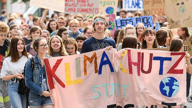 Zahlreiche Schüler demonstrierten am Freitagvormittag in der Würzburger Innenstadt für Klimaschutz. Ein Thema der Kundgebung war auch die Rettung von Geflüchteten aus Seenot.