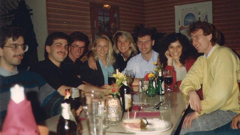 Richtig gefeiert wurde dann erst am Tag der Wiedervereinigung im Jahr 1990 im Pub in Albany mit internationalen Studienkollegen, erinnert sich Sabine Ludwig (5. von links).